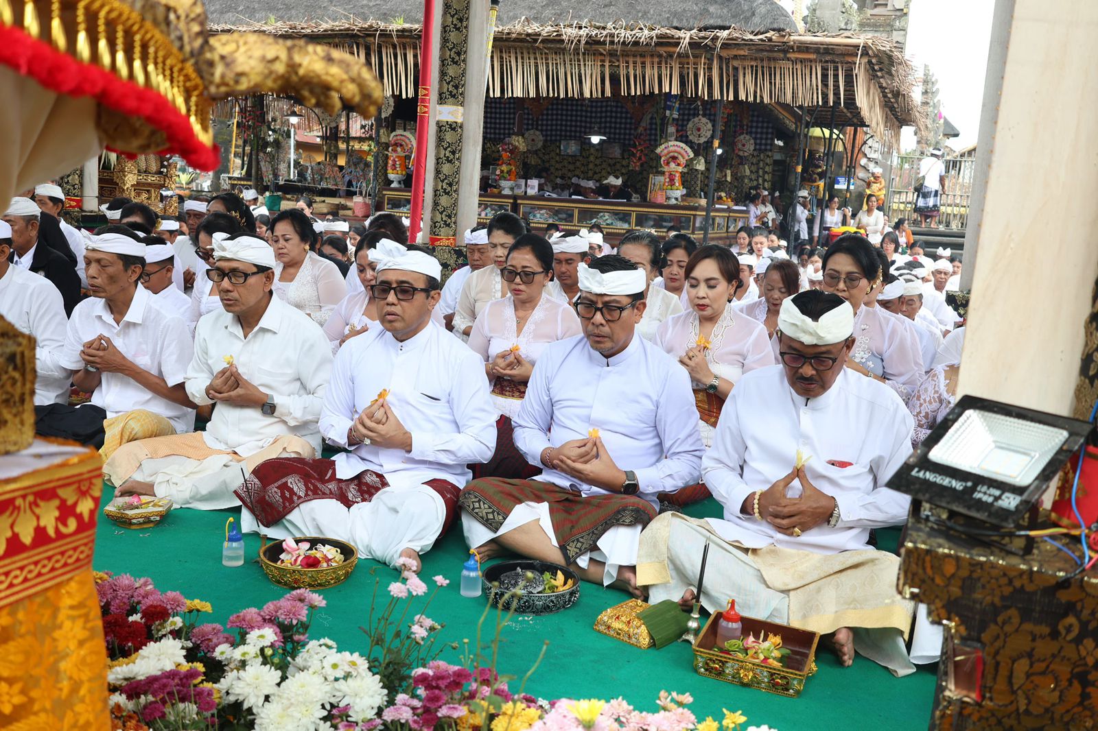 Wali Kota Denpasar, I Gusti Ngurah Jaya Negara kasarengin Wakil Wali Kota Denpasar, I Kadek Agus Arya Wibawa rikala ngaturang Bhakti Penganyar Karya Pujawali Ngusaba Kedasa ring Pura Ulun Danu Batur, Wraspati Umanis Wuku Sinta, (9/4).
