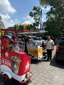 Petugas Satpol PP Kota Denpasar menertibkan pedagang kaki lima yang berjualan di kawasan Jalan Kamboja, Jumat (10/4), sebagai upaya menjaga ketertiban, kebersihan, dan keindahan kota.