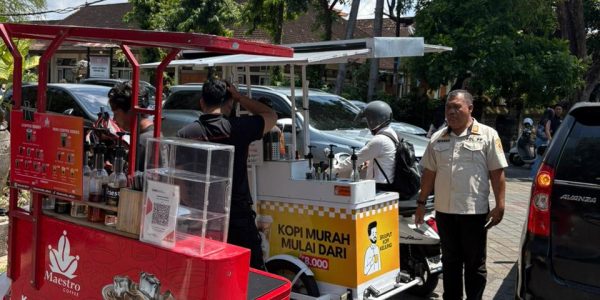 Petugas Satpol PP Kota Denpasar menertibkan pedagang kaki lima yang berjualan di kawasan Jalan Kamboja, Jumat (10/4), sebagai upaya menjaga ketertiban, kebersihan, dan keindahan kota.