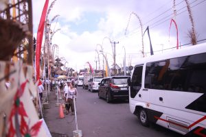 Situasi Lalu Lintas di Depan Pura Hulun Danu Batur.
