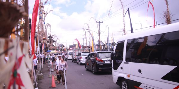 Situasi Lalu Lintas di Depan Pura Hulun Danu Batur.