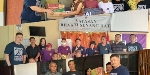 Penyerahan Bantuan HUT ke-20 MCW News.