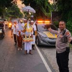 Jajaran Polsek Sandubaya saat Melaksanakan Pengamanan Sekaligus Pengawalan Terhadap Rombongan Keluarga yang Menjalankan Prosesi Pengabenan, Jumat (10/4).