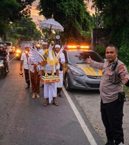 Jajaran Polsek Sandubaya saat Melaksanakan Pengamanan Sekaligus Pengawalan Terhadap Rombongan Keluarga yang Menjalankan Prosesi Pengabenan, Jumat (10/4).