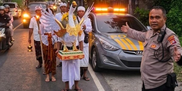 Jajaran Polsek Sandubaya saat Melaksanakan Pengamanan Sekaligus Pengawalan Terhadap Rombongan Keluarga yang Menjalankan Prosesi Pengabenan, Jumat (10/4).