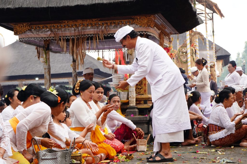 Suasana Persembahyangan di Pura Besakih Pada Akhir Pekan, Sabtu (11/4).
