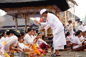 Suasana Persembahyangan di Pura Besakih Pada Akhir Pekan, Sabtu (11/4).