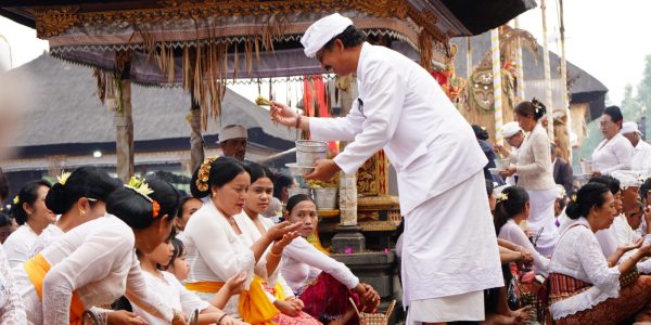 Suasana Persembahyangan di Pura Besakih Pada Akhir Pekan, Sabtu (11/4).
