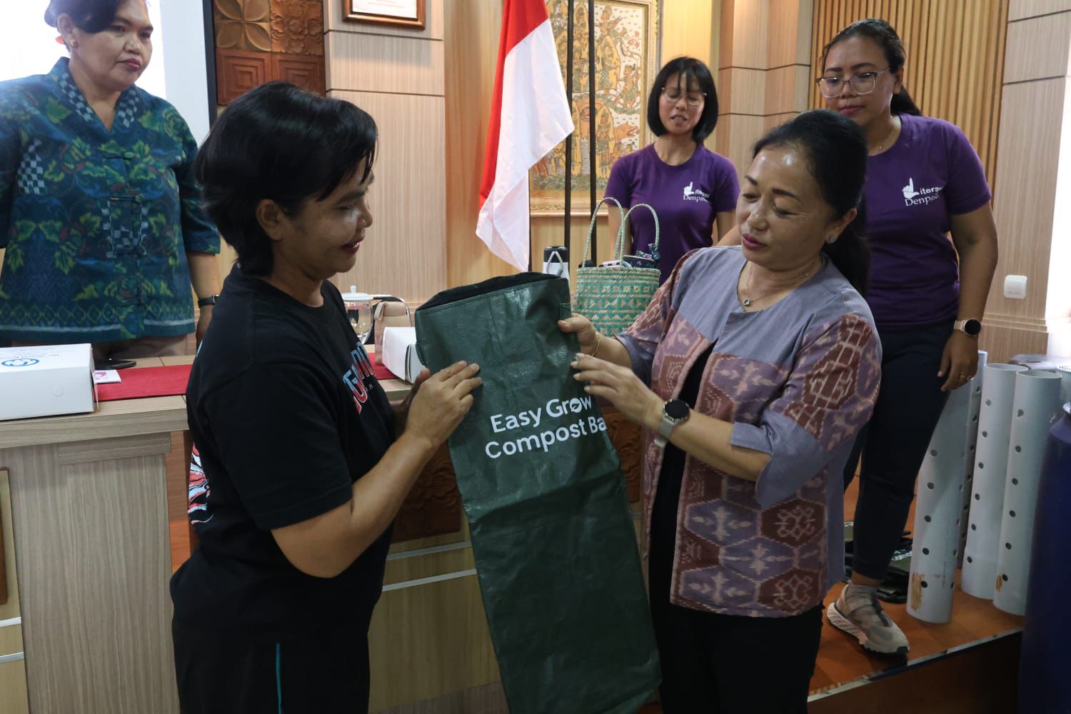 Bunda Literasi Kota Denpasar, Ny. Sagung Antari Jaya Negara, memimpin penguatan literasi pengolahan sampah berbasis sumber bagi 248 kader TP PKK dan Posyandu Denpasar Barat guna mendorong pengelolaan sampah dari rumah, Minggu (12/4).