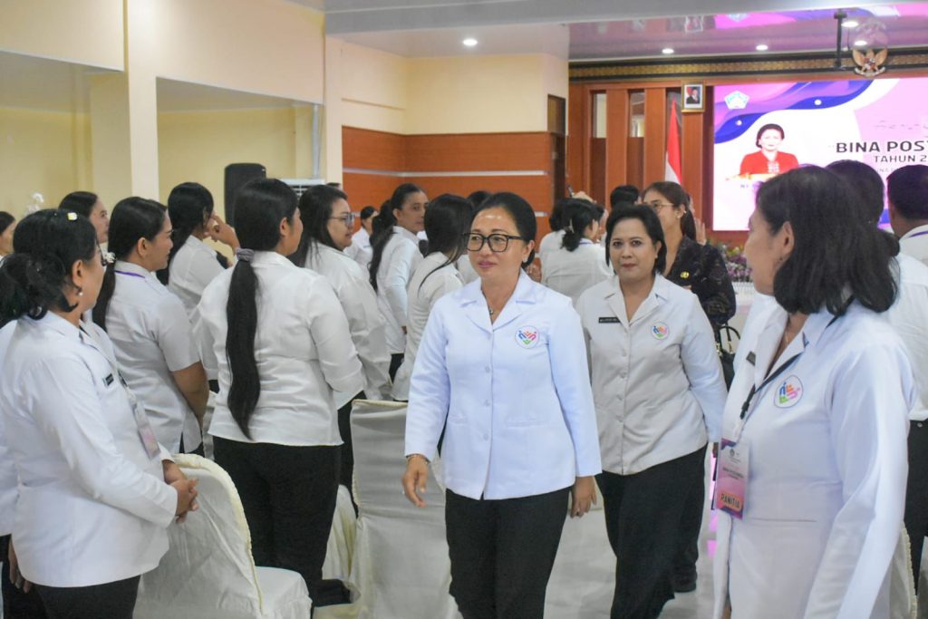 Ketua TP. Posyandu Kota Denpasar, Ny. Sagung Antari Jaya Negara mendampingi Ketua TP. Posyandu Provinsi Bali, Ny. Putri Suastini Koster saat membuka Kegiatan Bina Posyandu 6 SPM yang digelar TP. Posyandu Provinsi Bali di UPTD Bapelkesmas, Kesiman Kertalangu pada Senin (13/4).