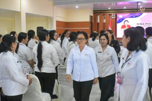 Ketua TP. Posyandu Kota Denpasar, Ny. Sagung Antari Jaya Negara mendampingi Ketua TP. Posyandu Provinsi Bali, Ny. Putri Suastini Koster saat membuka Kegiatan Bina Posyandu 6 SPM yang digelar TP. Posyandu Provinsi Bali di UPTD Bapelkesmas, Kesiman Kertalangu pada Senin (13/4).