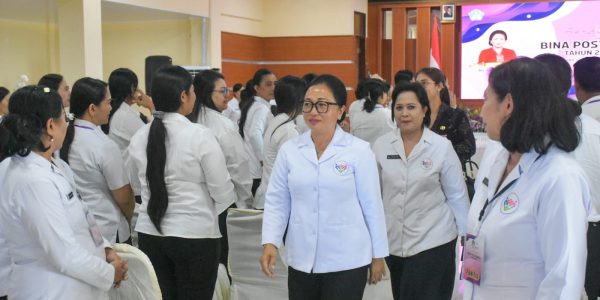 Ketua TP. Posyandu Kota Denpasar, Ny. Sagung Antari Jaya Negara mendampingi Ketua TP. Posyandu Provinsi Bali, Ny. Putri Suastini Koster saat membuka Kegiatan Bina Posyandu 6 SPM yang digelar TP. Posyandu Provinsi Bali di UPTD Bapelkesmas, Kesiman Kertalangu pada Senin (13/4).