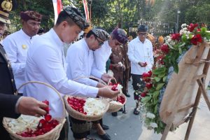 Wakil Wali Kota Denpasar, I Kadek Agus Arya Wibawa, memimpin apel Peringatan Serangan Umum Kota Denpasar ke-80 di Lapangan Puputan Badung, Senin (13/4), yang dirangkaikan dengan tabur bunga di Monumen Puputan Badung.