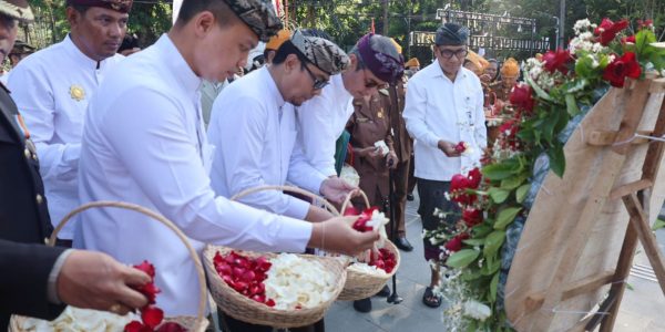 Wakil Wali Kota Denpasar, I Kadek Agus Arya Wibawa, memimpin apel Peringatan Serangan Umum Kota Denpasar ke-80 di Lapangan Puputan Badung, Senin (13/4), yang dirangkaikan dengan tabur bunga di Monumen Puputan Badung.
