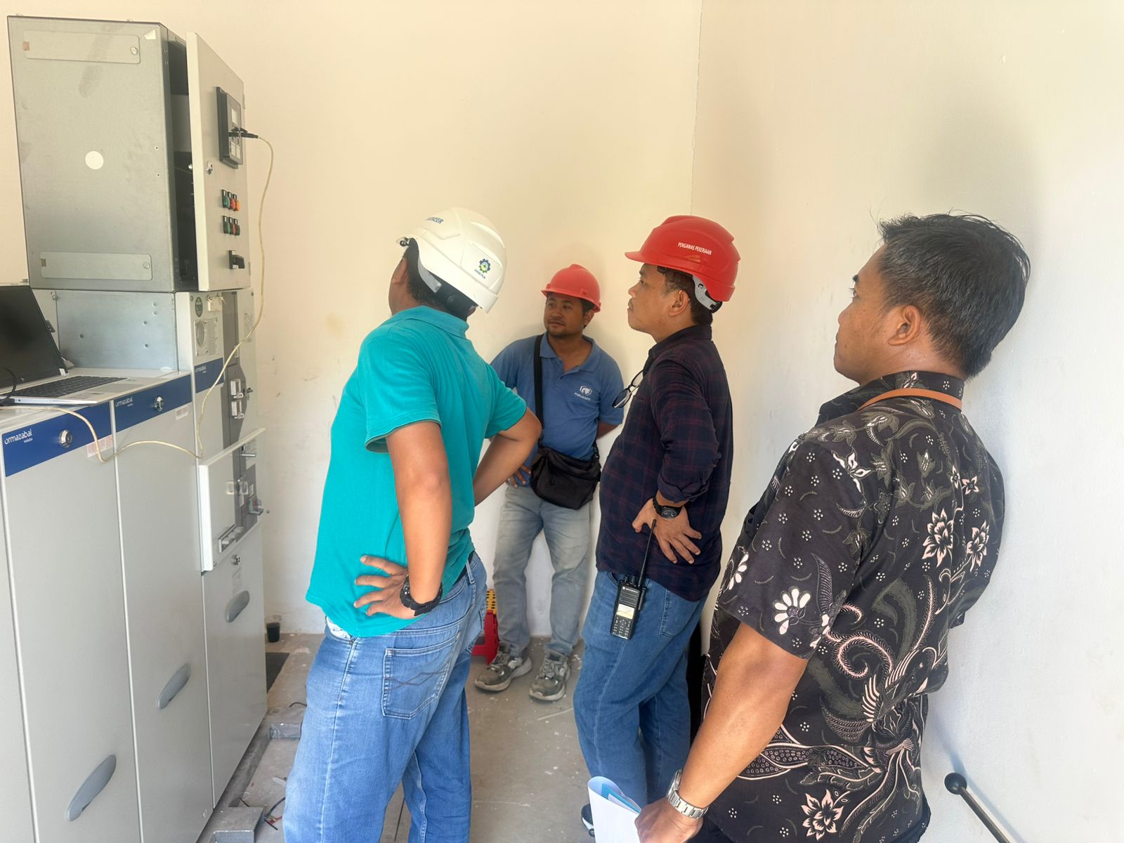 Pengecekan Panel dan Sistem Kelistrikan Memastikan Kesiapan Operasional Pemompaan Air.