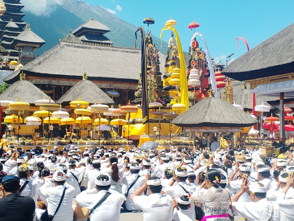 Persembahyangan di Pura Agung Besakih.