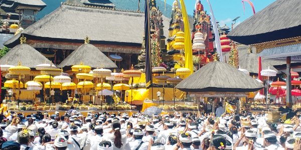 Persembahyangan di Pura Agung Besakih.