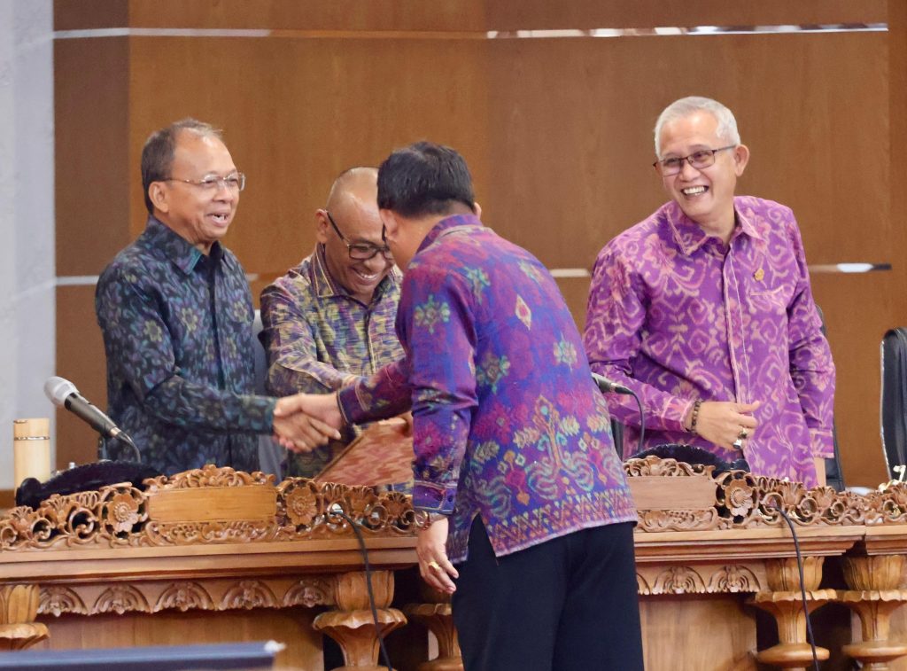 Rapat Paripurna DPRD Provinsi Bali, Selasa (14/4).