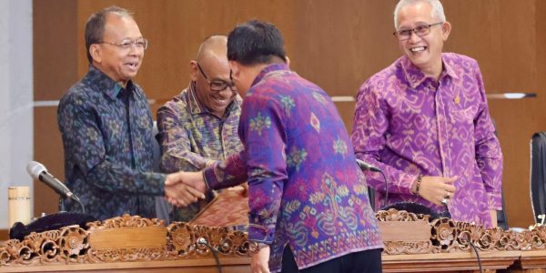 Rapat Paripurna DPRD Provinsi Bali, Selasa (14/4).
