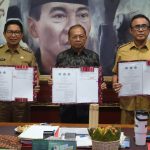 Wali Kota Denpasar, I Gusti Ngurah Jaya Negara bersama dengan Gubernur Bali Wayan Koster bersama Bupati Badung I Wayan Adi Arnawa saat melaksanakan penandatanganan Perjanjian Kerjasama (PKS) PSEL Denpasar Raya, beberapa waktu lalu.