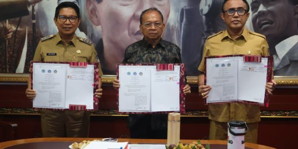 Wali Kota Denpasar, I Gusti Ngurah Jaya Negara bersama dengan Gubernur Bali Wayan Koster bersama Bupati Badung I Wayan Adi Arnawa saat melaksanakan penandatanganan Perjanjian Kerjasama (PKS) PSEL Denpasar Raya, beberapa waktu lalu.