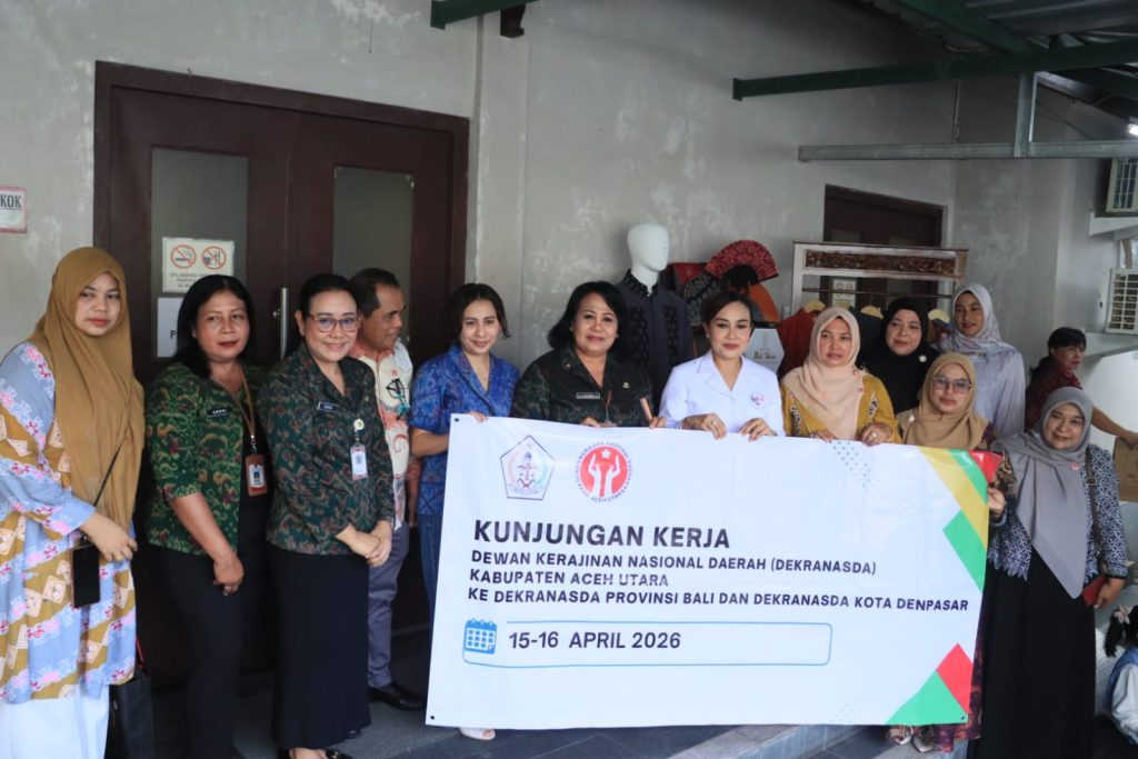 Wakil Ketua Dekranasda Denpasar, Ny. Ayu Kristi Arya Wibawa saat menerima kunjungan dari Ketua Dekranasda Aceh Utara, Ny. Musliana Ismail, di sentra perajin Tenun Ikat Bali Nusa, Denpasar, Rabu (15/4).