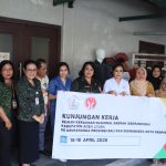 Wakil Ketua Dekranasda Denpasar, Ny. Ayu Kristi Arya Wibawa saat menerima kunjungan dari Ketua Dekranasda Aceh Utara, Ny. Musliana Ismail, di sentra perajin Tenun Ikat Bali Nusa, Denpasar, Rabu (15/4).