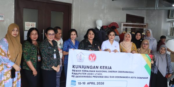 Wakil Ketua Dekranasda Denpasar, Ny. Ayu Kristi Arya Wibawa saat menerima kunjungan dari Ketua Dekranasda Aceh Utara, Ny. Musliana Ismail, di sentra perajin Tenun Ikat Bali Nusa, Denpasar, Rabu (15/4).