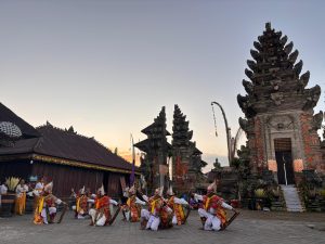 Pementasan Tarian Sakral Baris saat Prosesi Bakti Patetami rangkaian Ngusaba Kadasa Pura Ulun Danu Batur, Kamis (16/4).