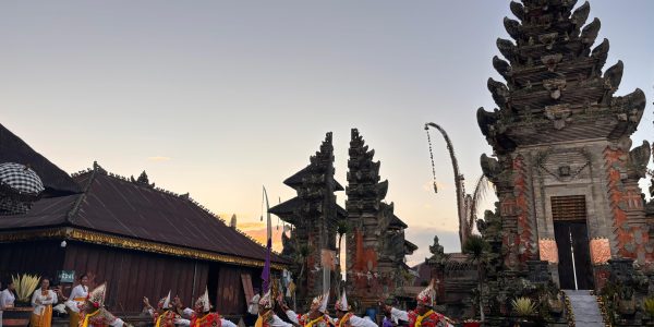 Pementasan Tarian Sakral Baris saat Prosesi Bakti Patetami rangkaian Ngusaba Kadasa Pura Ulun Danu Batur, Kamis (16/4).