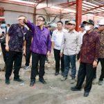 Wali Kota Denpasar, I Gusti Ngurah Jaya Negara saat mendampingi Menteri Lingkungan Hidup RI, Hanif Faisol Nurofiq berkunjung di TPST Kesiman Kertalangu, TPA Suwung, TPST Tahura 1 dan Tahura 2, serta lokasi TPS3R Sesetan Jumat (17/4).