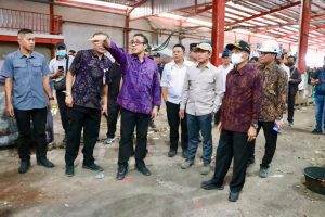 Wali Kota Denpasar, I Gusti Ngurah Jaya Negara saat mendampingi Menteri Lingkungan Hidup RI, Hanif Faisol Nurofiq berkunjung di TPST Kesiman Kertalangu, TPA Suwung, TPST Tahura 1 dan Tahura 2, serta lokasi TPS3R Sesetan Jumat (17/4).