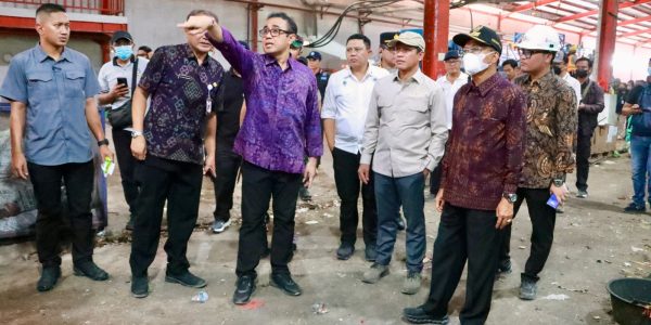 Wali Kota Denpasar, I Gusti Ngurah Jaya Negara saat mendampingi Menteri Lingkungan Hidup RI, Hanif Faisol Nurofiq berkunjung di TPST Kesiman Kertalangu, TPA Suwung, TPST Tahura 1 dan Tahura 2, serta lokasi TPS3R Sesetan Jumat (17/4).