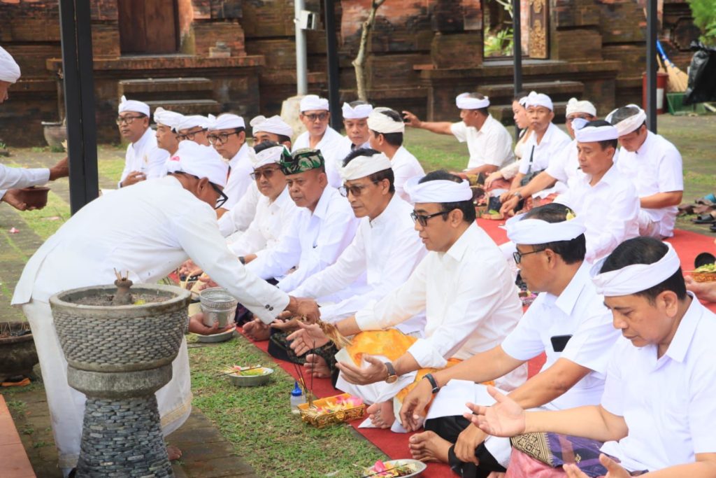 Persembahyangan bersama Rahina Suci Tumpek Landep di Pura Agung Lokanatha yang dihadiri langsung Walikota Denpasar, I Gusti Ngurah Jaya Negara, Sabtu (18/4).