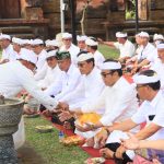 Persembahyangan bersama Rahina Suci Tumpek Landep di Pura Agung Lokanatha yang dihadiri langsung Walikota Denpasar, I Gusti Ngurah Jaya Negara, Sabtu (18/4).