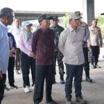 Gubernur Bali Wayan Koster mendampingi Menteri Lingkungan Hidup RI Hanif Faisol Nurofiq di TPST Kertalangu di Kota Denpasar.