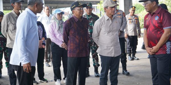 Gubernur Bali Wayan Koster mendampingi Menteri Lingkungan Hidup RI Hanif Faisol Nurofiq di TPST Kertalangu di Kota Denpasar.