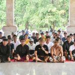 Wali Kota Denpasar, I Gusti Ngurah Jaya Negara bersama Bendesa Adat Denpasar, I Gusti Ngurah Alit Wirakesuma saat menghadiri sosialisasi pengolahan sampah berbasis sumber di Wantilan Setra Agung Badung, Desa Adat Denpasar, Minggu (19/4).