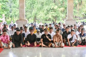 Wali Kota Denpasar, I Gusti Ngurah Jaya Negara bersama Bendesa Adat Denpasar, I Gusti Ngurah Alit Wirakesuma saat menghadiri sosialisasi pengolahan sampah berbasis sumber di Wantilan Setra Agung Badung, Desa Adat Denpasar, Minggu (19/4).