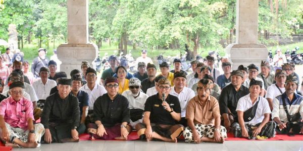 Wali Kota Denpasar, I Gusti Ngurah Jaya Negara bersama Bendesa Adat Denpasar, I Gusti Ngurah Alit Wirakesuma saat menghadiri sosialisasi pengolahan sampah berbasis sumber di Wantilan Setra Agung Badung, Desa Adat Denpasar, Minggu (19/4).