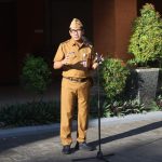 Sekda Denpasar I Gusti Ngurah Eddy Mulya memimpin apel disiplin ASN di halaman Kantor Wali Kota Denpasar, Senin (20/4).
