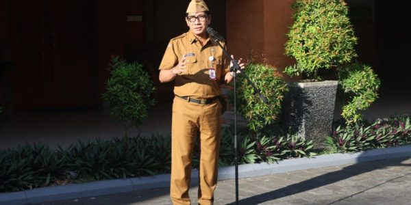 Sekda Denpasar I Gusti Ngurah Eddy Mulya memimpin apel disiplin ASN di halaman Kantor Wali Kota Denpasar, Senin (20/4).