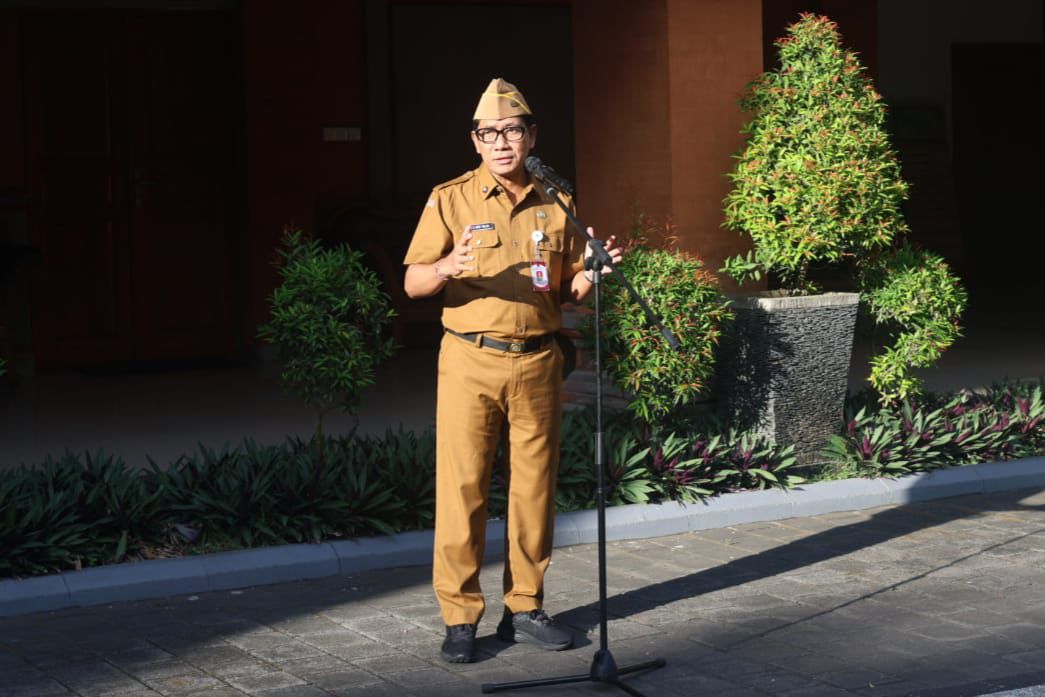 Sekda Denpasar I Gusti Ngurah Eddy Mulya memimpin apel disiplin ASN di halaman Kantor Wali Kota Denpasar, Senin (20/4).