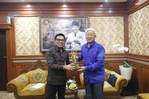Wakil Wali Kota Denpasar, I Kadek Agus Arya Wibawa, menerima kunjungan Konjen Tiongkok Zhang Zhisheng di Kantor Wali Kota Denpasar.