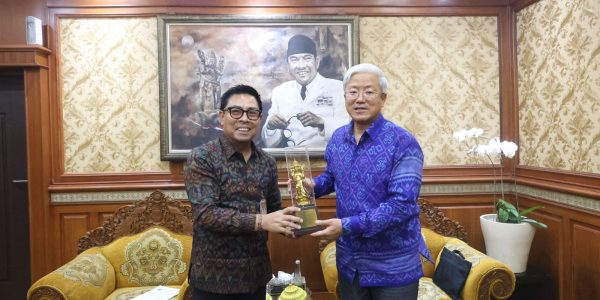 Wakil Wali Kota Denpasar, I Kadek Agus Arya Wibawa, menerima kunjungan Konjen Tiongkok Zhang Zhisheng di Kantor Wali Kota Denpasar.