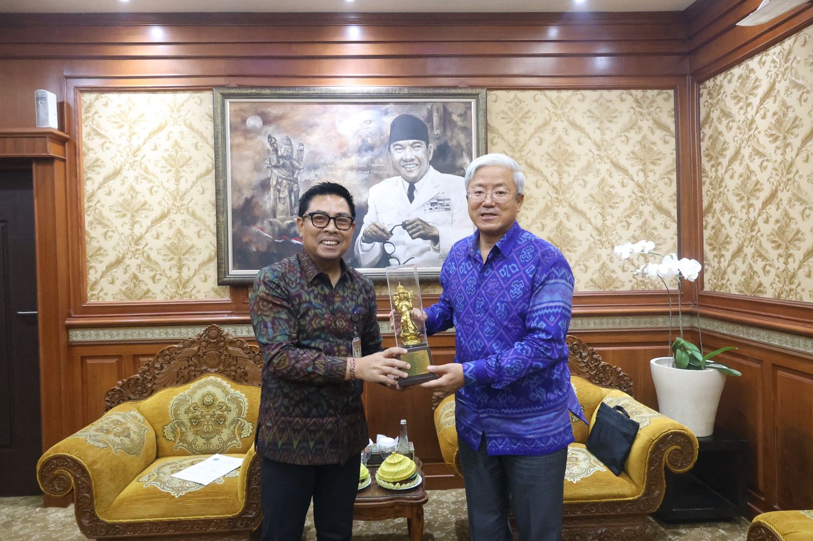 Wakil Wali Kota Denpasar, I Kadek Agus Arya Wibawa, menerima kunjungan Konjen Tiongkok Zhang Zhisheng di Kantor Wali Kota Denpasar.