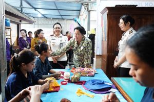 Ny. Seniasih Giri Prasta, hadir langsung menyapa warga binaan di Lembaga Pemasyarakatan Perempuan Kelas IIA Kerobokan, Selasa (21/4/2026).
