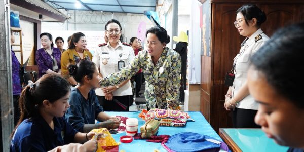 Ny. Seniasih Giri Prasta, hadir langsung menyapa warga binaan di Lembaga Pemasyarakatan Perempuan Kelas IIA Kerobokan, Selasa (21/4/2026).