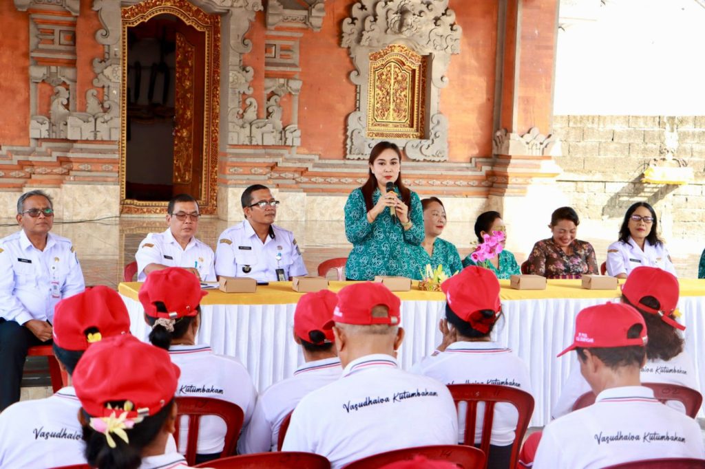 Sekretaris 1 TP Posyandu Kota Denpasar, Ny. Ayu Kristi Arya Wibawa, secara resmi menutup kegiatan Posyandu Paripurna dan Posyandu 6 SPM bagi Ibu Hamil, Balita, dan Lansia yang dilaksanakan oleh Tim Penggerak PKK Kota Denpasar melalui DPMD Kota Denpasar, bertempat di Banjar Tangguntiti, Kelurahan Tonja, Kecamatan Denpasar Utara, Rabu (22/4).