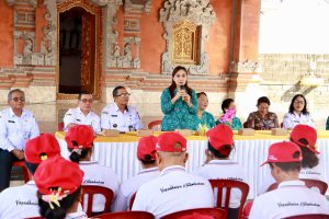 Sekretaris 1 TP Posyandu Kota Denpasar, Ny. Ayu Kristi Arya Wibawa, secara resmi menutup kegiatan Posyandu Paripurna dan Posyandu 6 SPM bagi Ibu Hamil, Balita, dan Lansia yang dilaksanakan oleh Tim Penggerak PKK Kota Denpasar melalui DPMD Kota Denpasar, bertempat di Banjar Tangguntiti, Kelurahan Tonja, Kecamatan Denpasar Utara, Rabu (22/4).